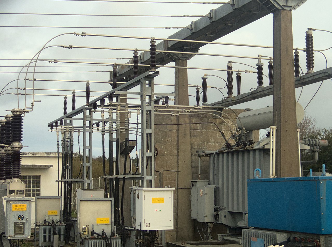 High-voltage substation connections, conductors and control cabinets